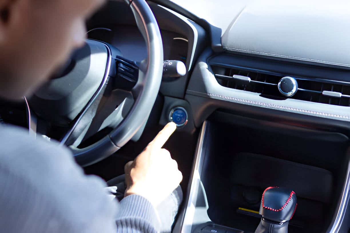 Repairman,Holding,Monitor,Tool,To,Check,And,Fixed,Car,Air