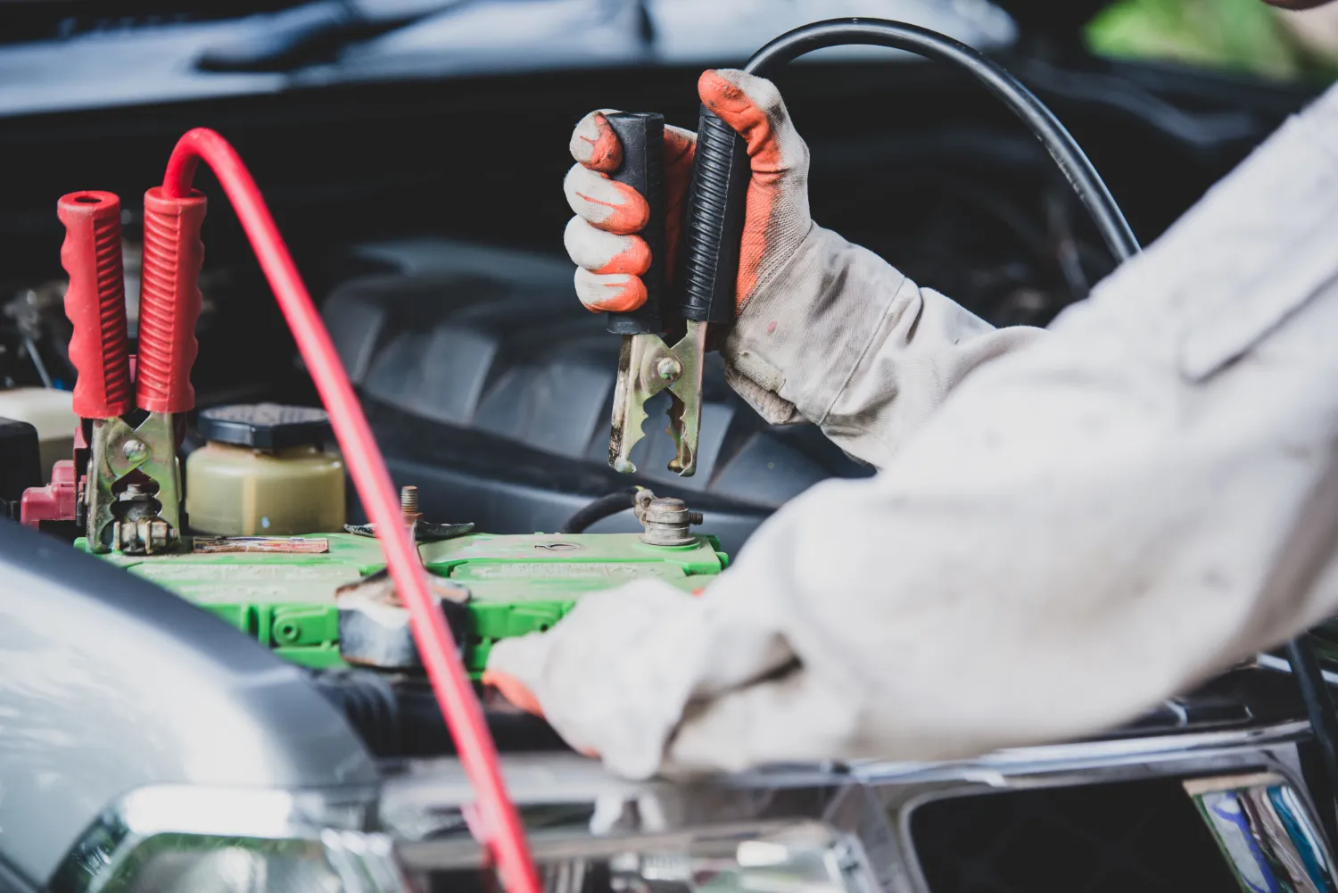 Repairman,Holding,Monitor,Tool,To,Check,And,Fixed,Car,Air