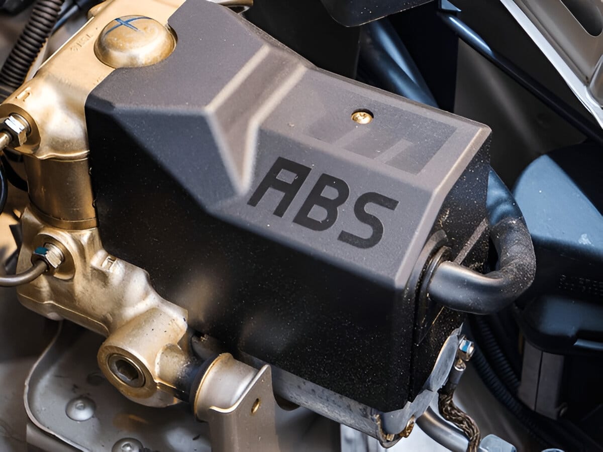 Repairman,Holding,Monitor,Tool,To,Check,And,Fixed,Car,Air