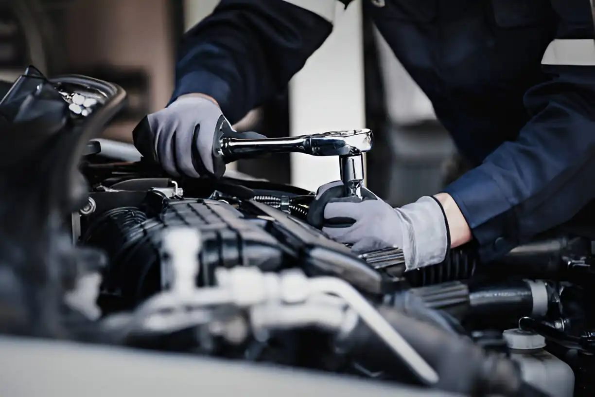 Repairman,Holding,Monitor,Tool,To,Check,And,Fixed,Car,Air