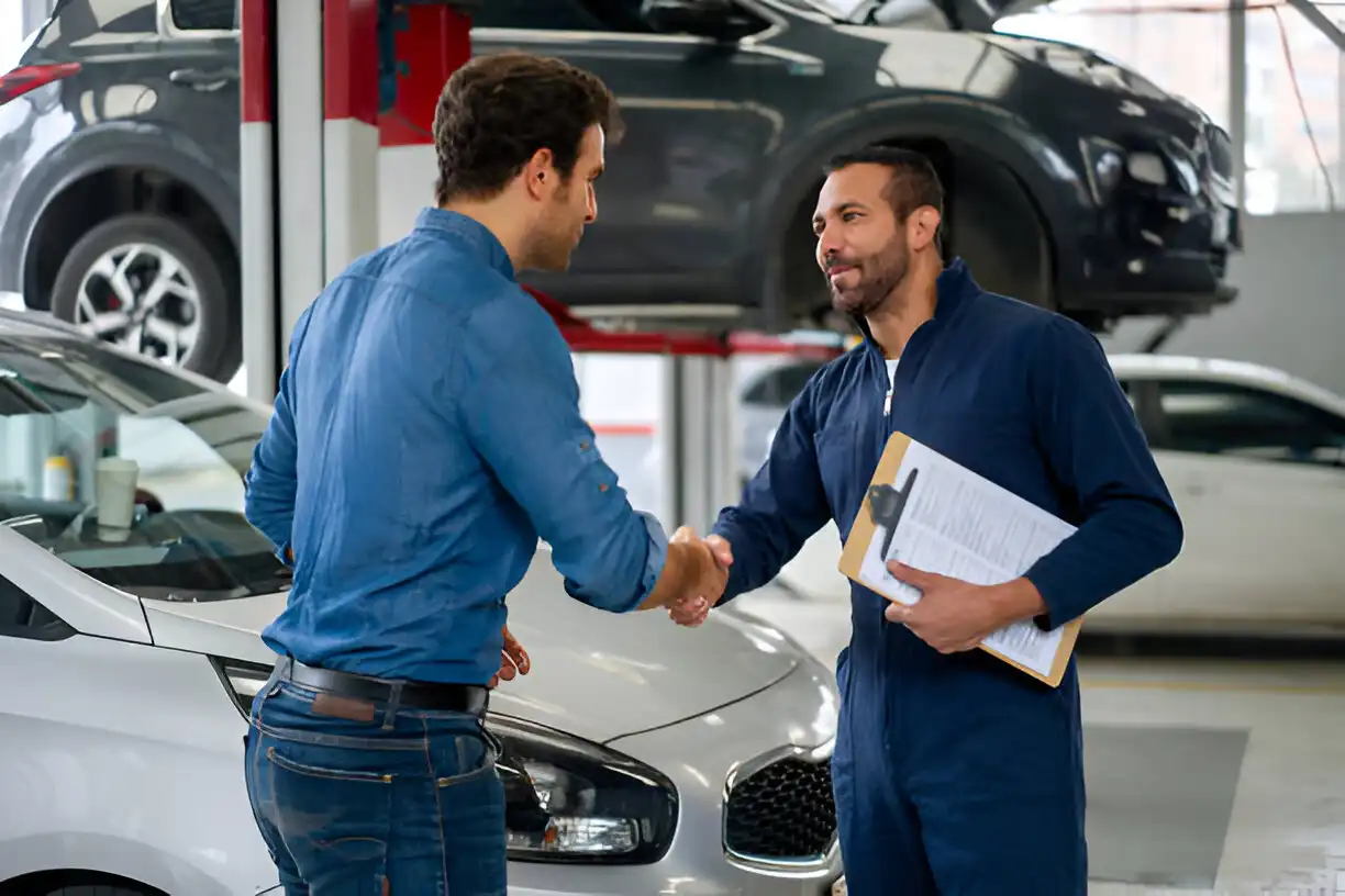 Repairman,Holding,Monitor,Tool,To,Check,And,Fixed,Car,Air